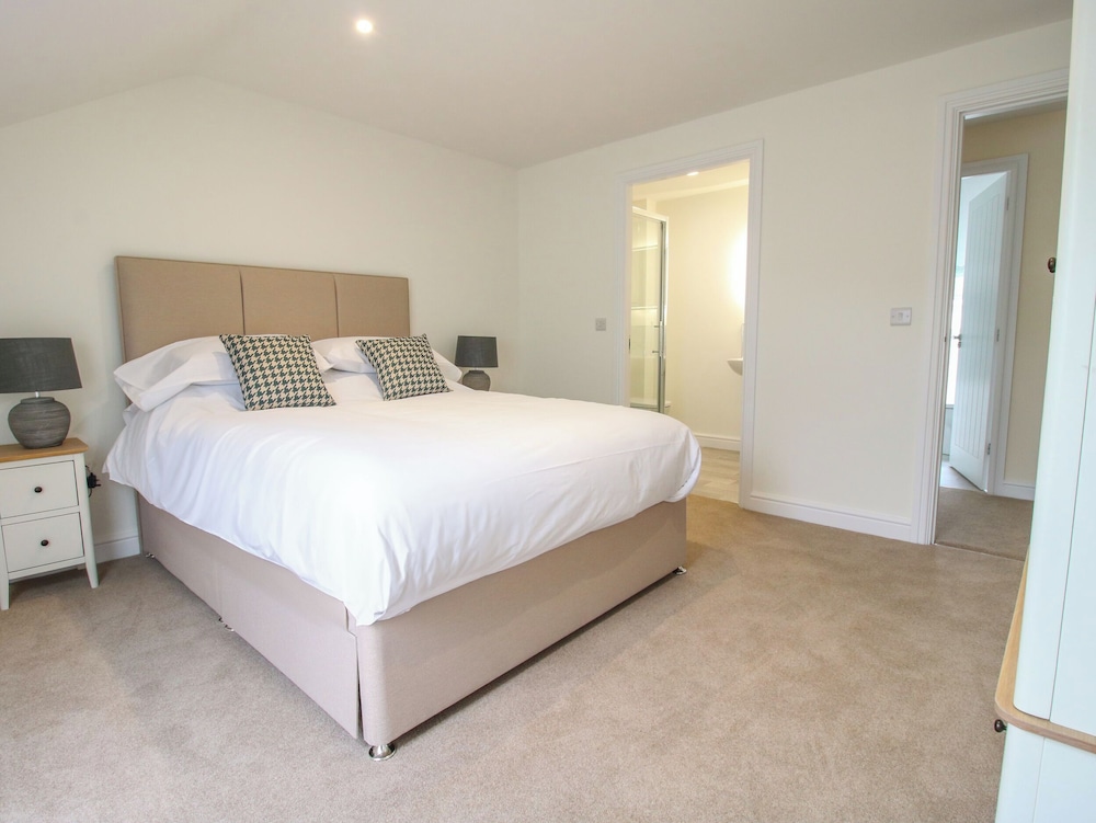 Sandown Park Cottage