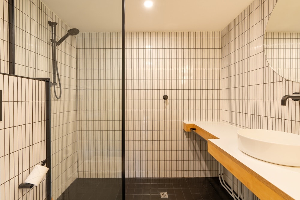 Quirky CBD 1-bed With Pool, Sauna and Balcony
