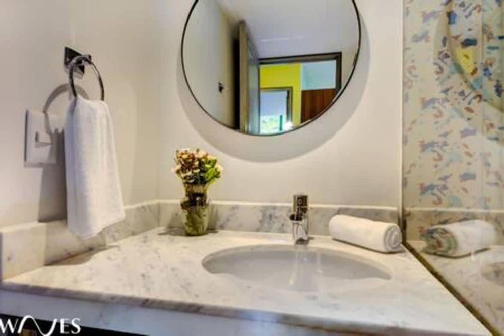 2 Br With Rooftop Pool and Stunning Ocean View