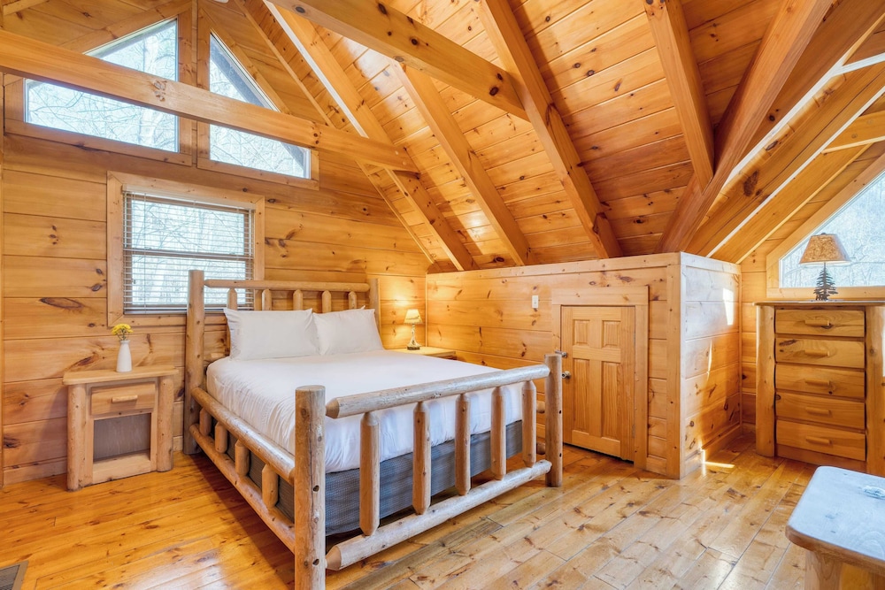 Hottub, Game Room, Forest Views, Near Gatlinburg Four Bears Lodge by Avantstay