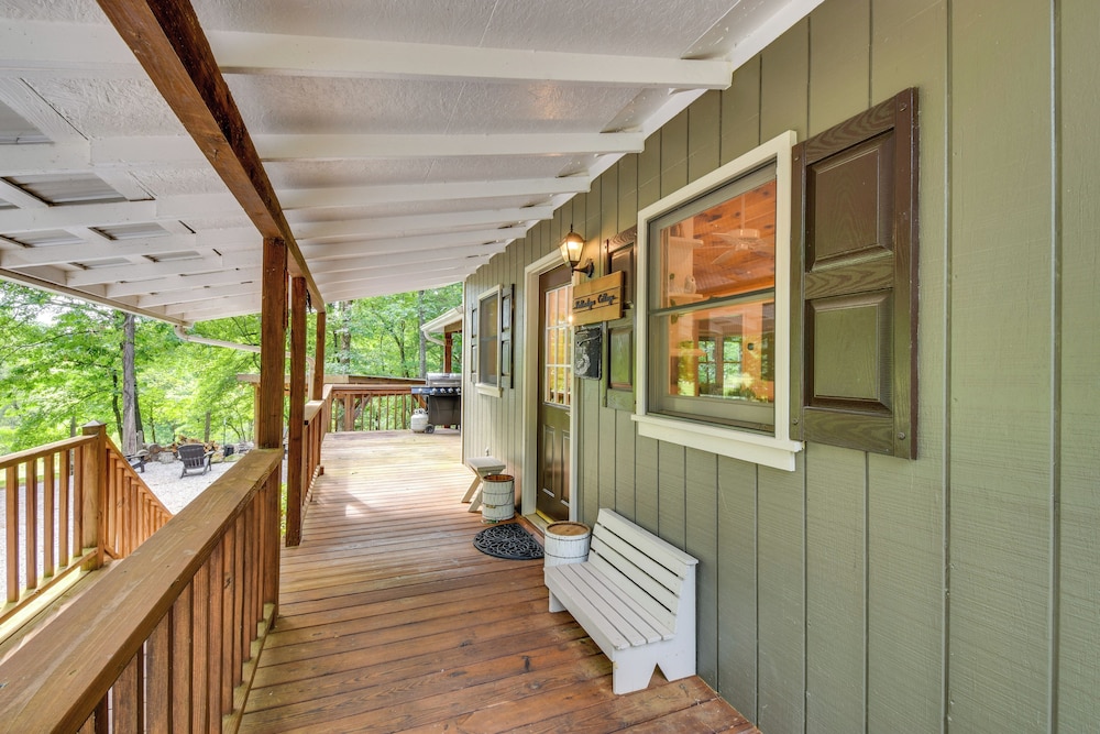 6 Miles to Helen: Cabin w/ Hot Tub & Views!