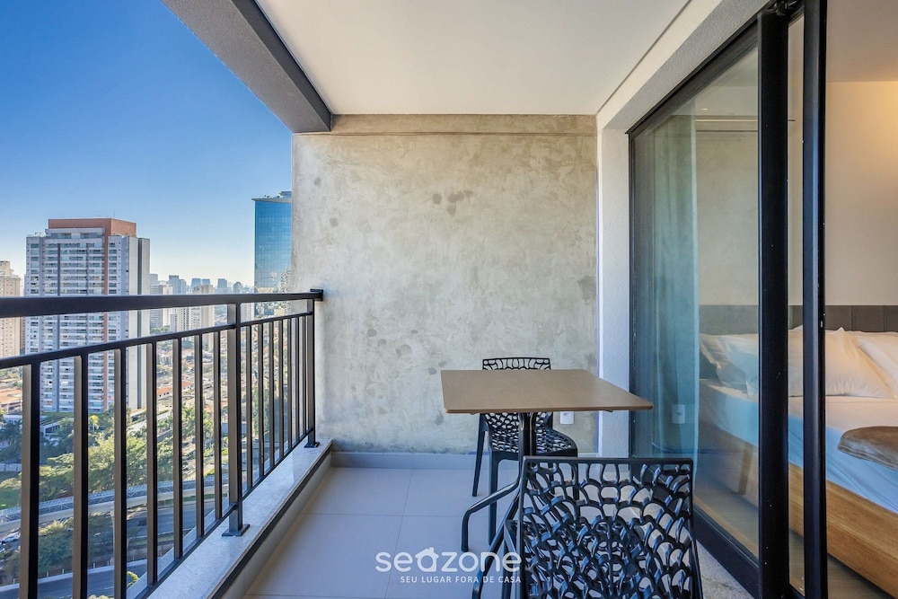 Apt w/ Balcony, Minutes From the Subway Ctb2405