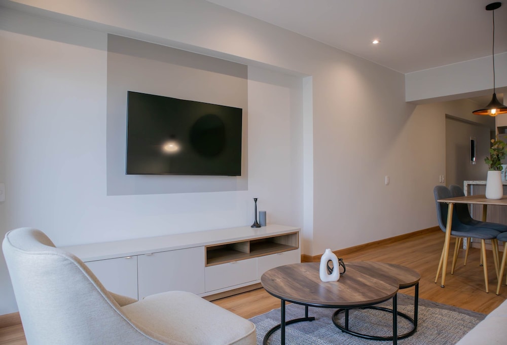 Picturesque 2BR With Fantastic Pool in Miraflores
