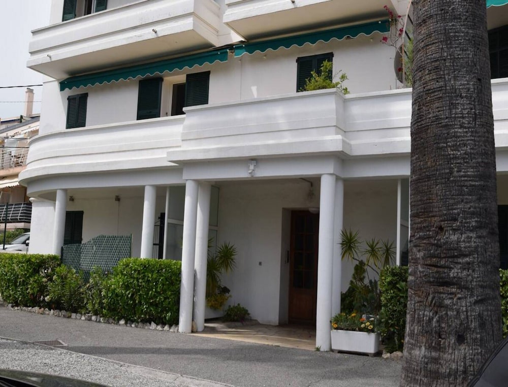 Apartment in Juan-les-pins Near Sandy Beaches