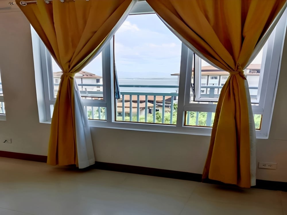 Spacious Studio Unit With Balcony and Seaview