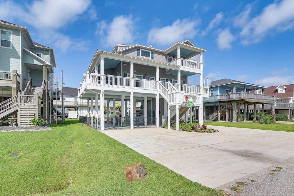 2 Blocks to Shore: Crystal Beach House w/ Yard!
