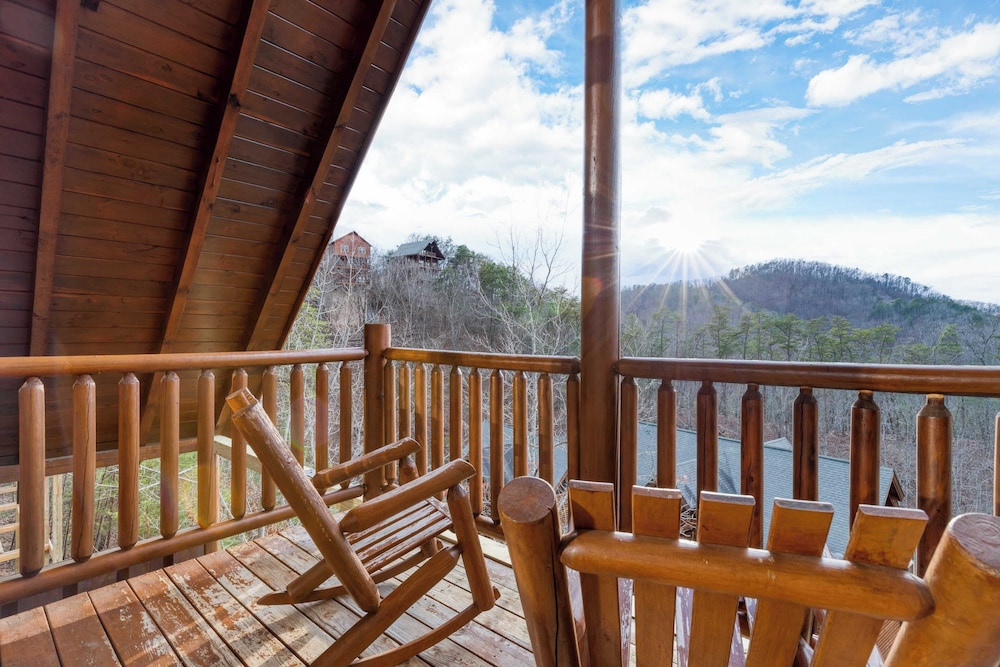 Cozy Cabin Near Dollywood Attractions Hot Tub, Game Room, Views Anne's Place