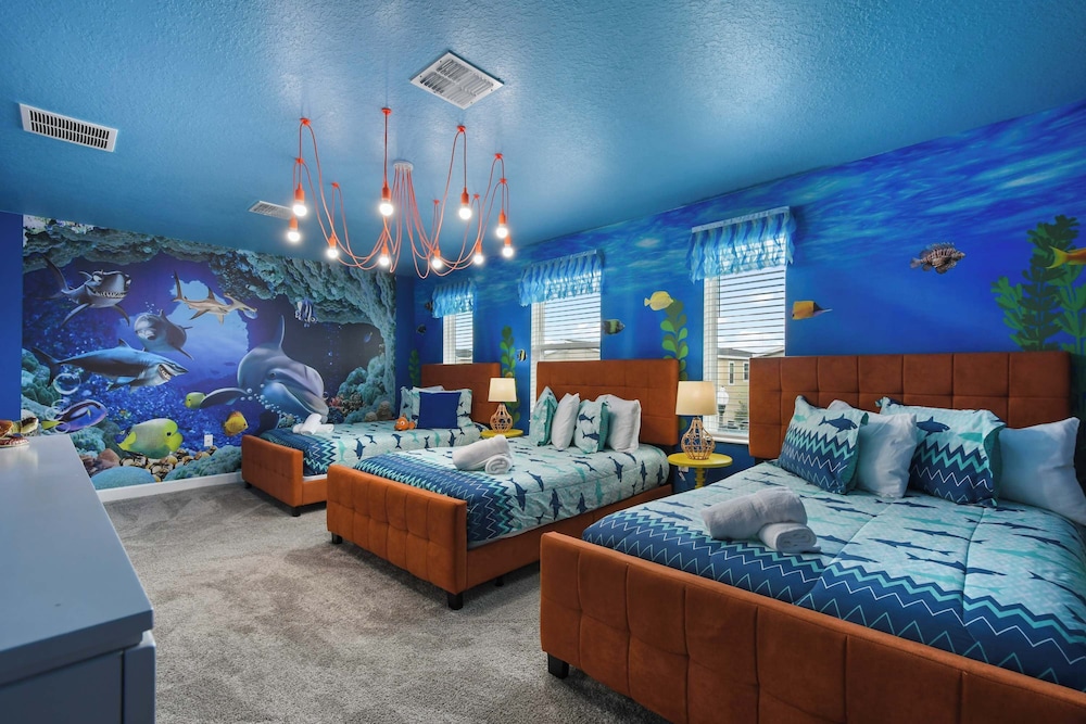 Luxury 10-bedroom Villa in Champions Gate Resort