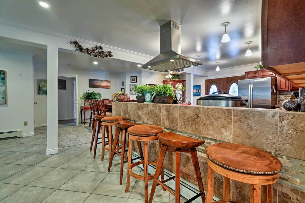 Juneau Vacations - Expansive Getaway  2 Miles to Mendenhall Glacier! - Property Image 8