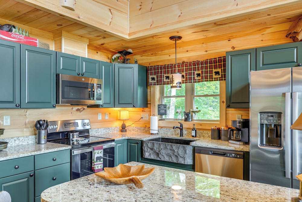 Hot Tub, Game Room & Views: Mars Hill Mtn Retreat!