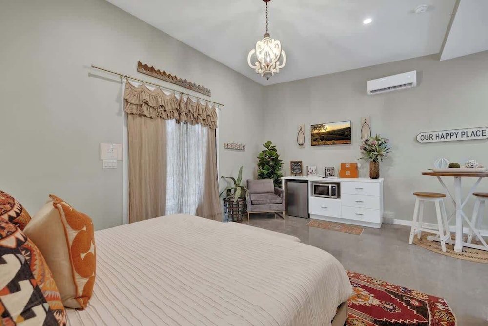 Pop-2: Hot-tub/close to Main St!