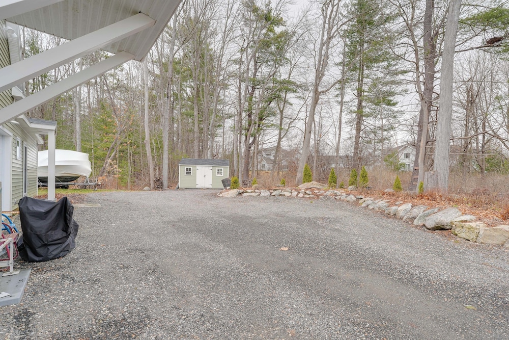 Near Portland trails: Walkable Apartment w/ Deck