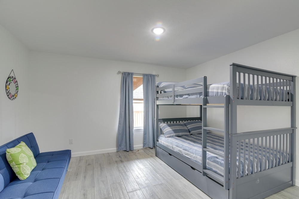 9 Mi to Crystal Beach: Pet-friendly Apt w/ Balcony