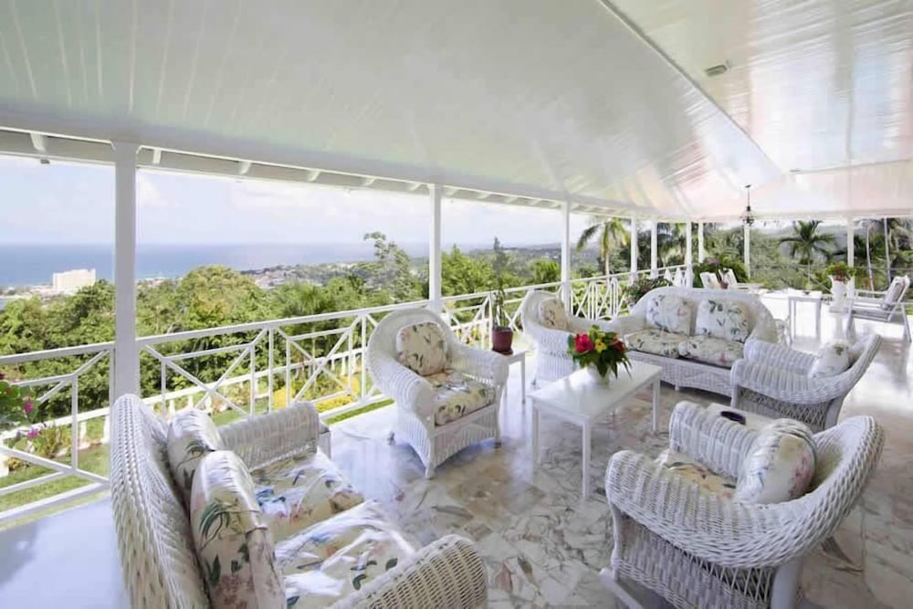 Stoneaway, 6BR by Jamaican Treasures
