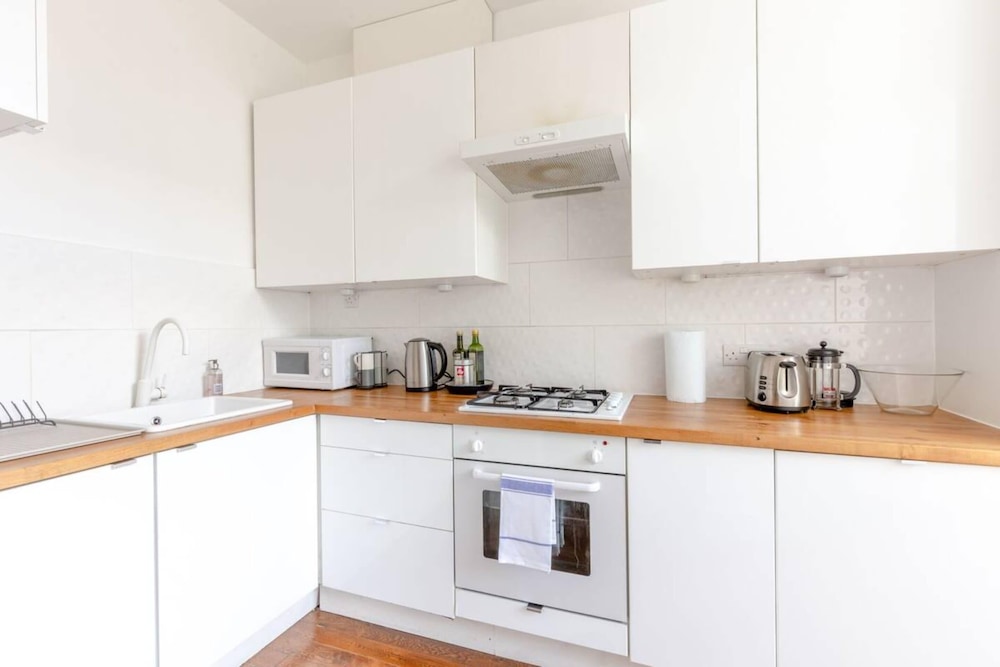 Contemporary 1 Bedroom Apartment in Heart of Shepherds Bush