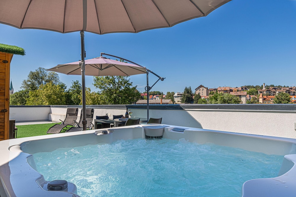 Rooftop Home With Whirlpool Sauna