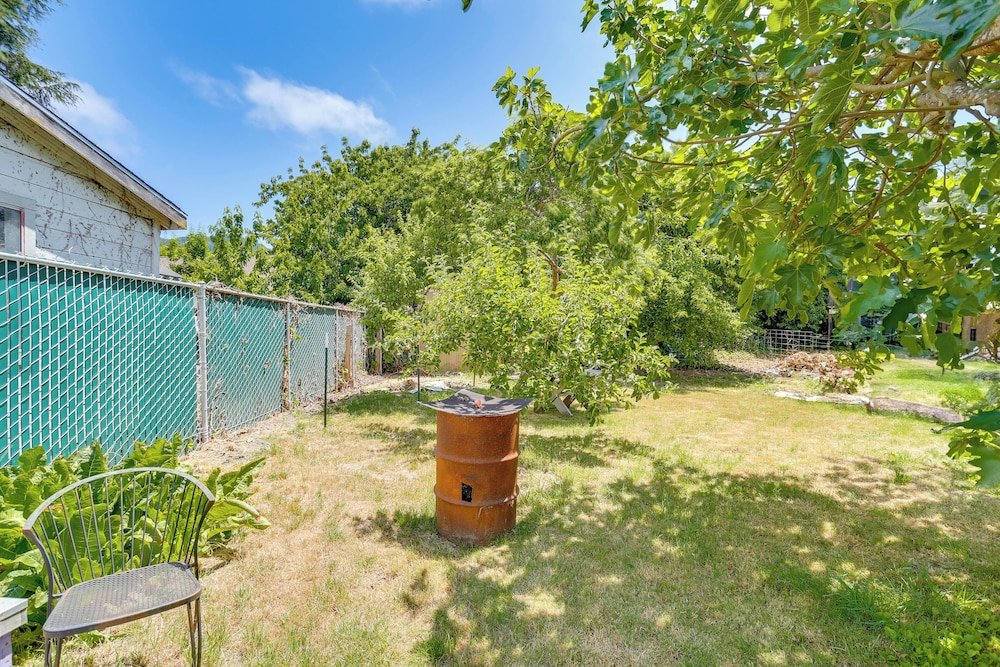 11 Mi to Arcata Bay: Home w/ Garden in Blue Lake!