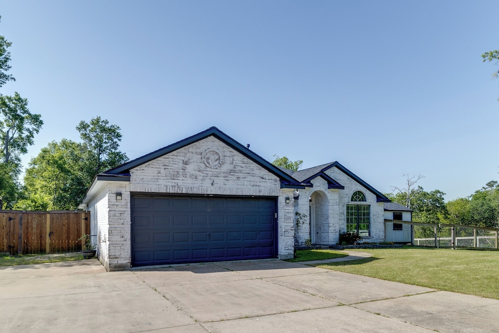 Private Acreage, Pergola & Fire Pit: Baytown Home