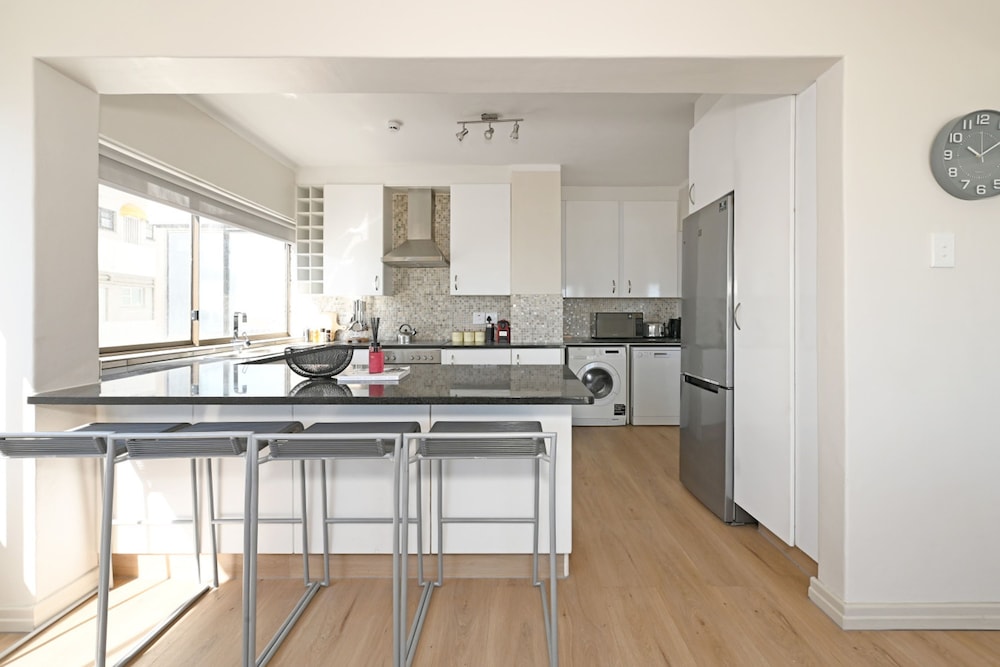 Spacious 3 Bed Apartment Sea Point Ocean Views