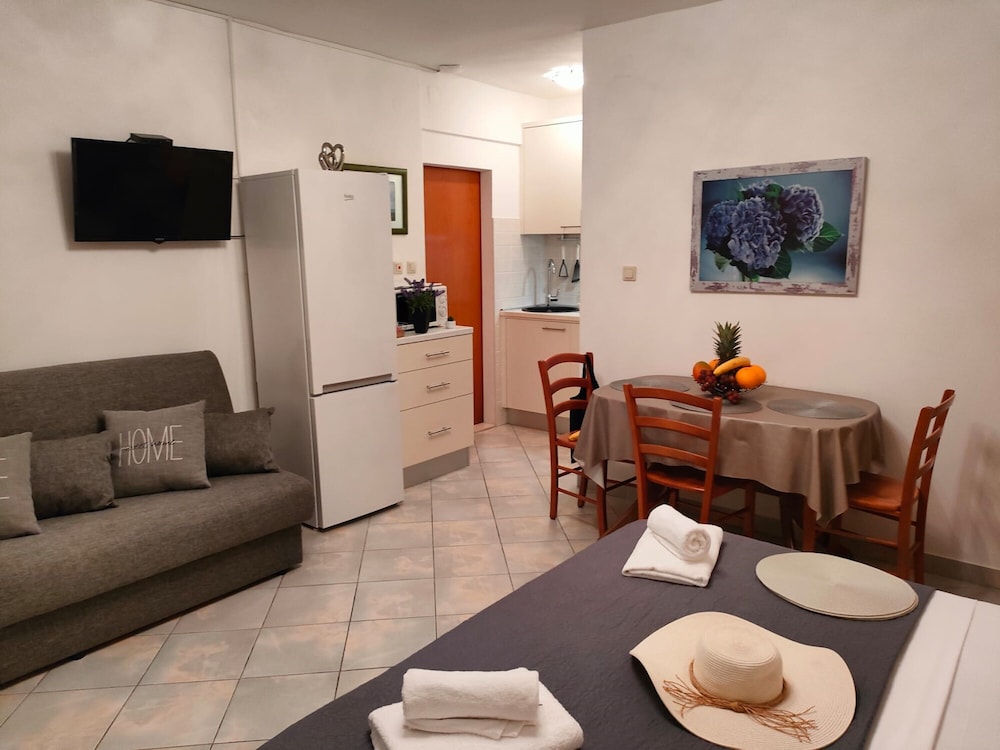 A2 Beachfront apt With big Terrace and sea View view 3
