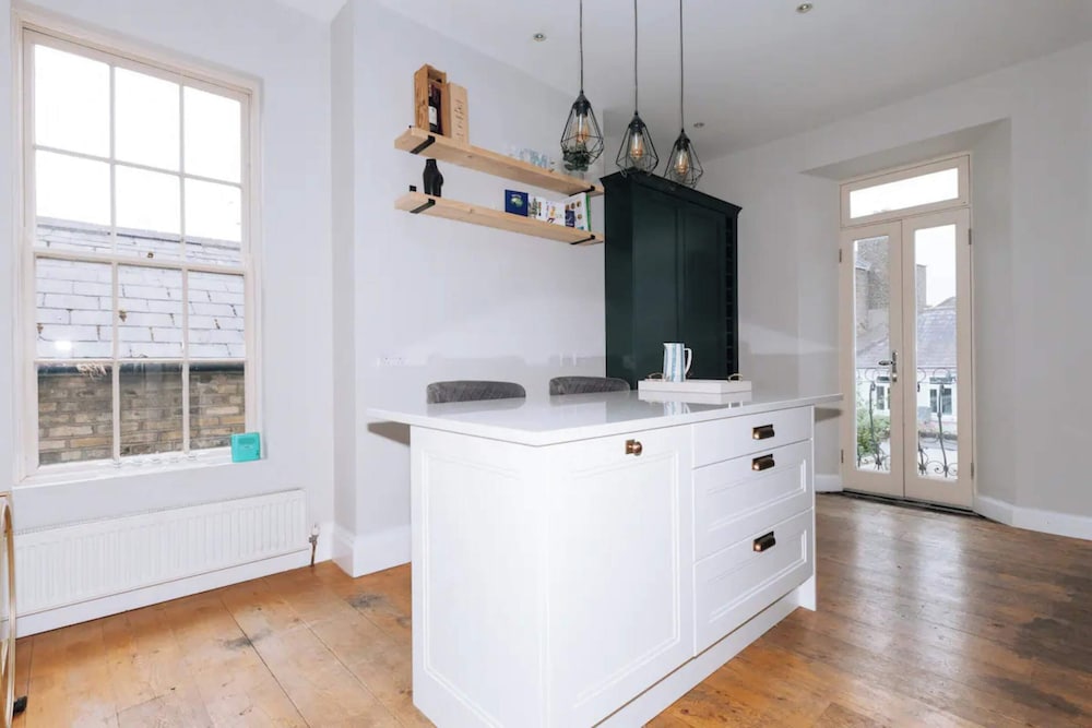Chic & Characteristic 2BD House - Irishtown