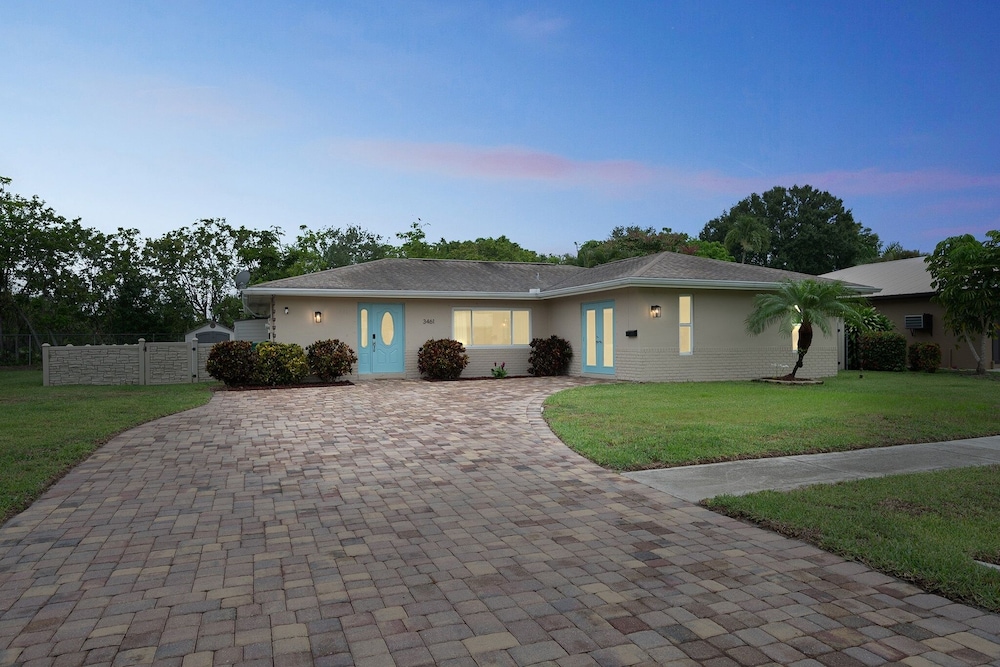Naples Henrie Hideaway - Private Pool, Pet Friendly 12 Mins From Beach & Downtown 3 Bedroom Home