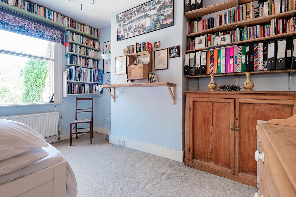 Enchanting Hammersmith Home Close to Shepherds Bush by Underthedoormat