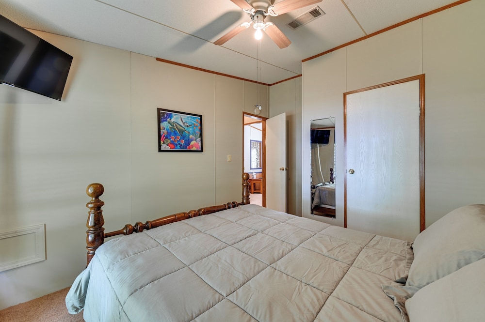 5 Blocks to Beach Access: Sanders Island Getaway!