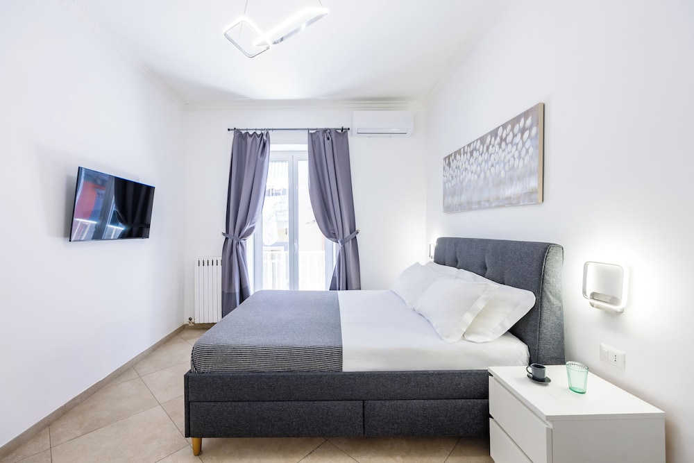Chiaia Boutique Flat on Pedestrian Area by Napoliapartments