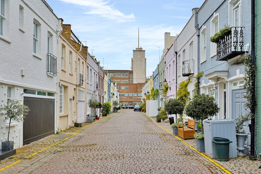 Luxe Home With Cinema Room - South Kensington