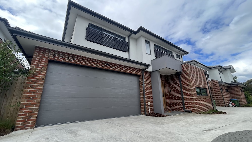 StayAU Modern 4BR Townhouse Bayswater