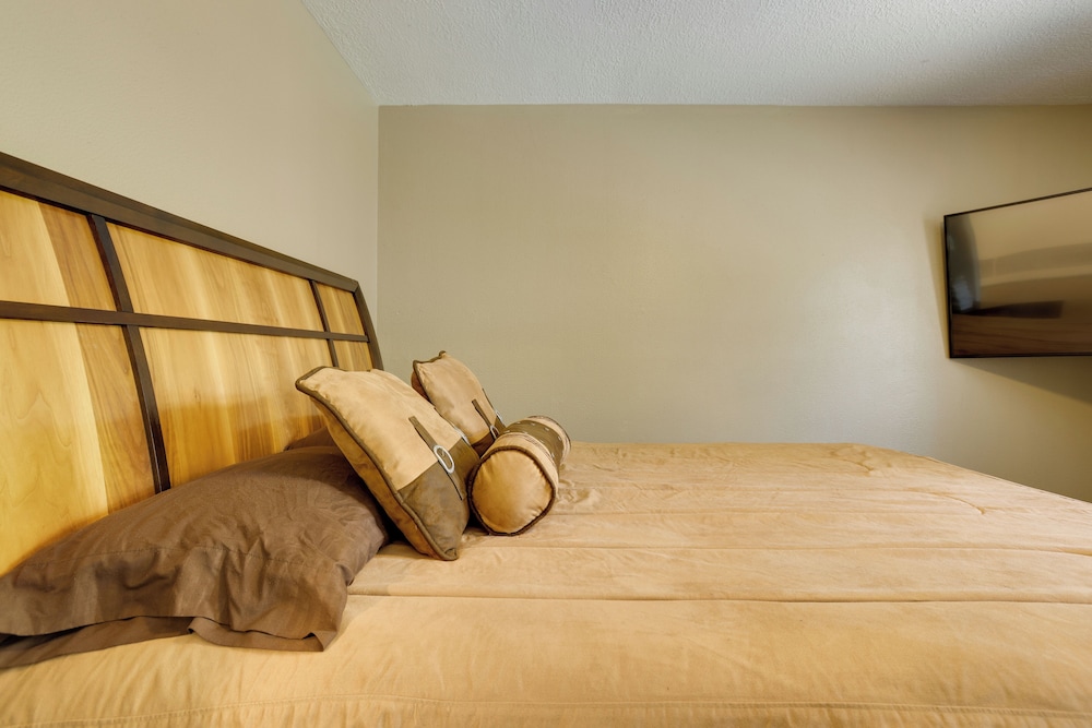 Near Airport & Interstate: Houston Area Townhome