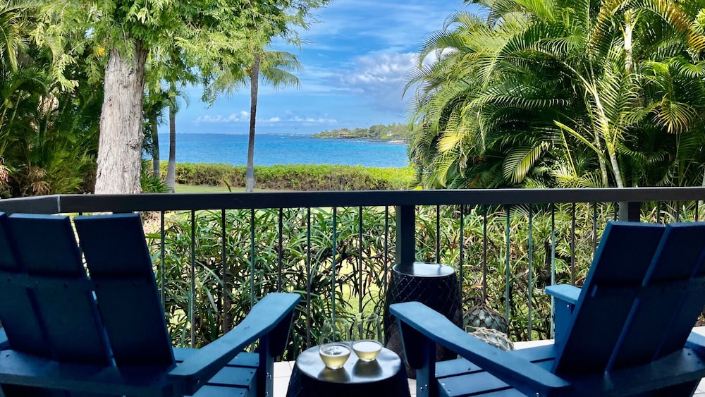 Sophisticated Oceanfront Retreat - Air-conditioned - Walk to Beach - Vrkcv
