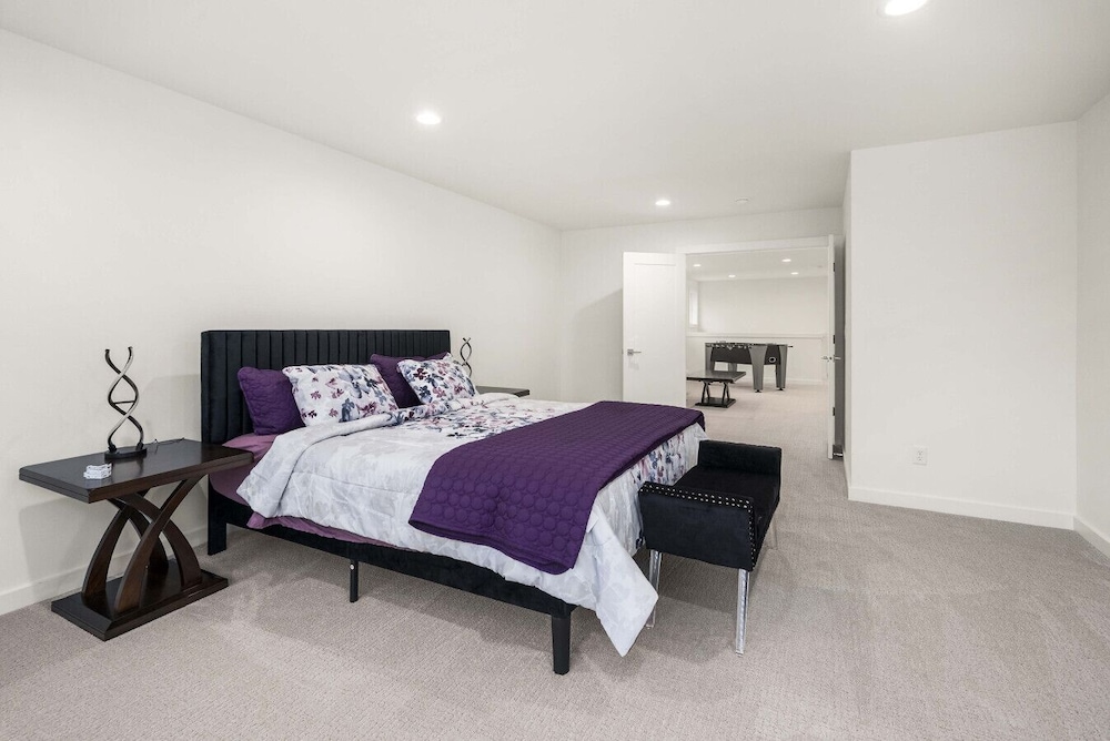 Brand New 5BR Home Fenced Yard Ample Parking