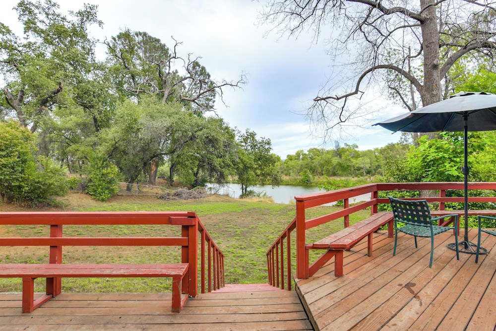 5 Mi to Lake Oroville: Huge Riverfront Home!