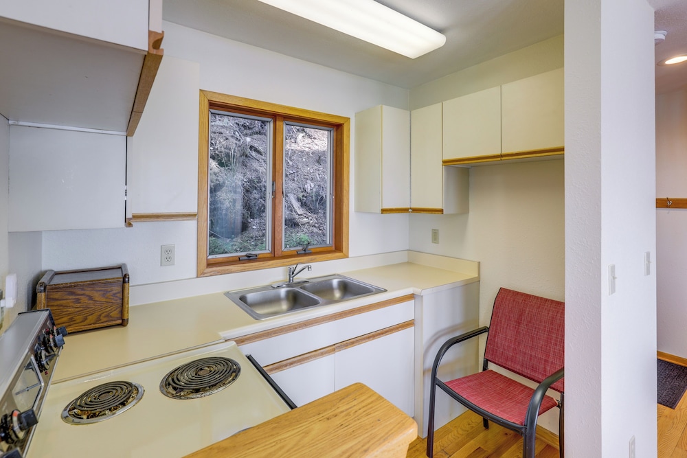 9 Mi to Mendenhall Glacier: Waterfront Juneau Home