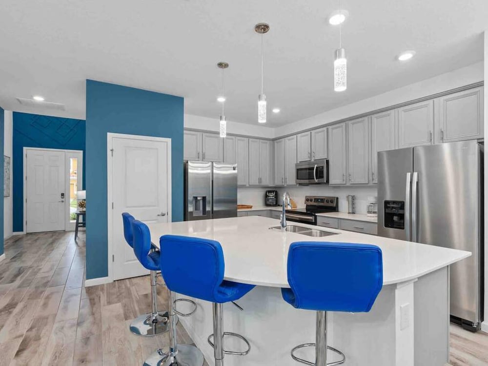 Super Blue- Sleeps 24 w Pool Movie Loft