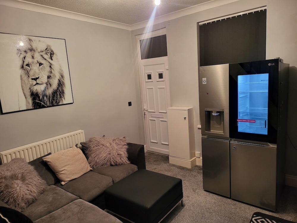 Apartment - Sleeps 5 - Great Location - Parking