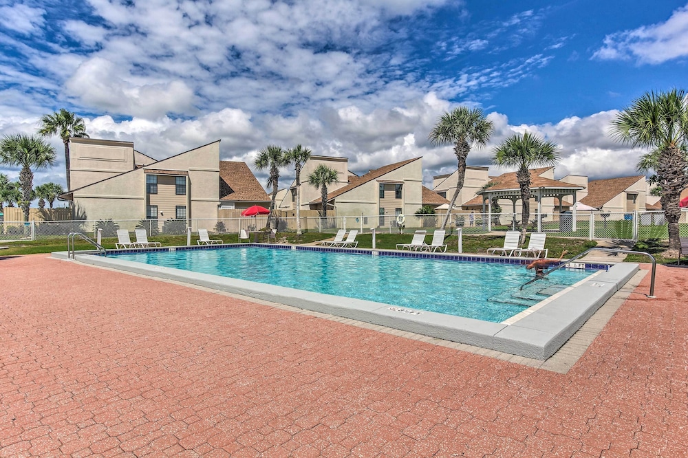 Walk to Pool & Beach: PCB Resort Getaway w/ Porch