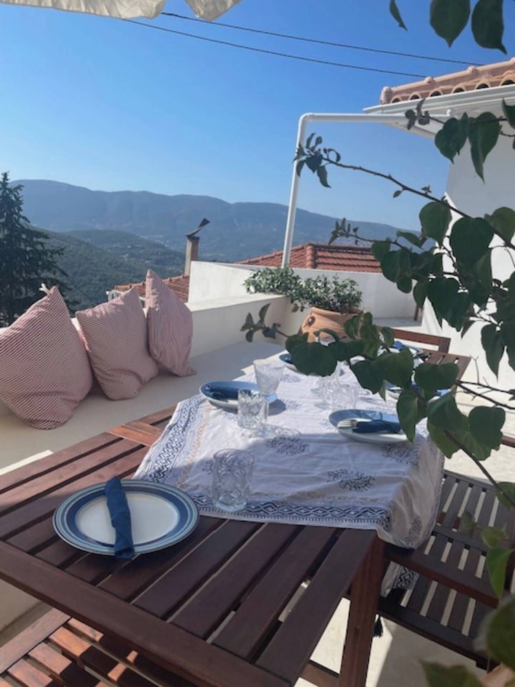 The White House Evgrious, Sleeps 4, Close to Beach
