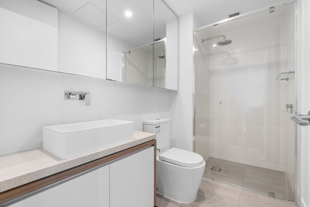 City Escape With Balcony & Resort-style Amenities
