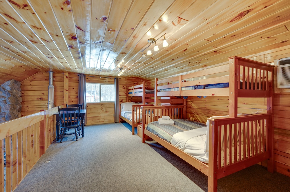 Cozy Laconia Cabin, Close to Winnipesaukee Pier!
