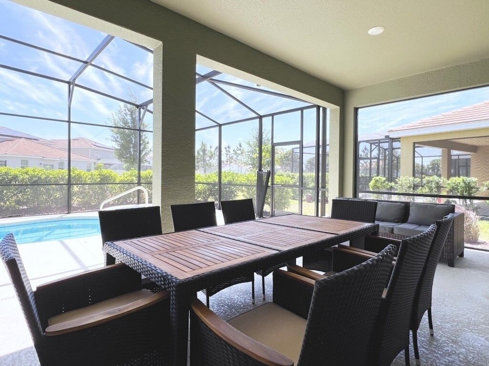 Beautiful 5 Bed Pool Home With Game Room-7543ol 5 Bedroom Home