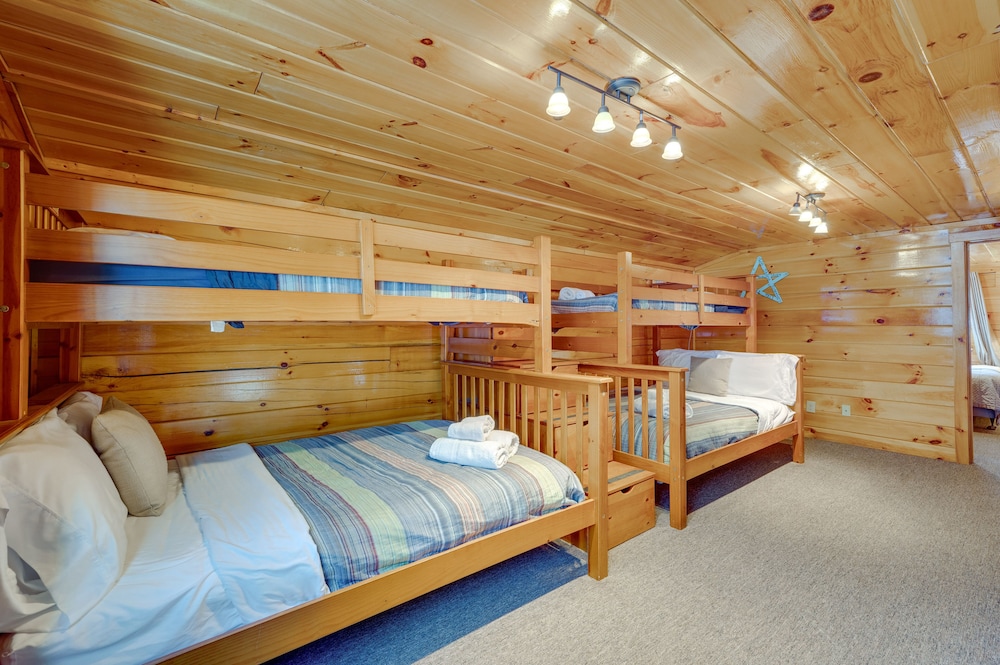 Cozy Laconia Cabin, Close to Winnipesaukee Pier!