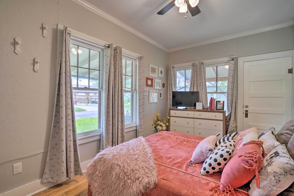 Adorable Cottage < 1 Mi to Guadalupe River & Dtwn view 3