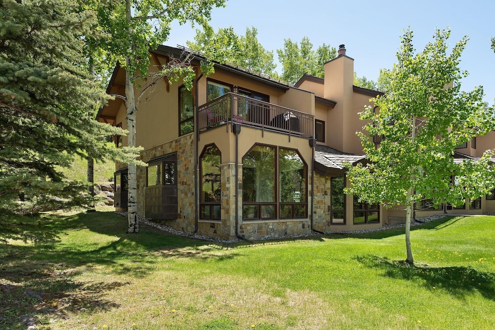 Lovely Townhome With Snowmass View And Ski-in/ski-out by The Woodrun V Townhouses by RedAwning view 3