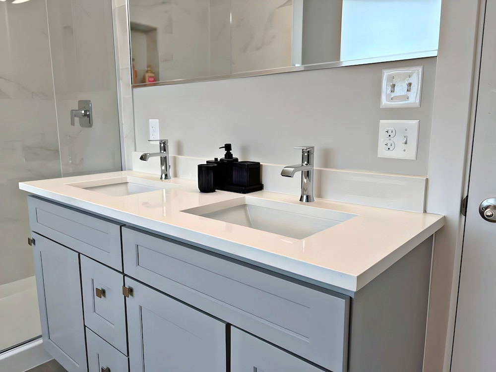 Modern 4BR with Parking - WV rep 4