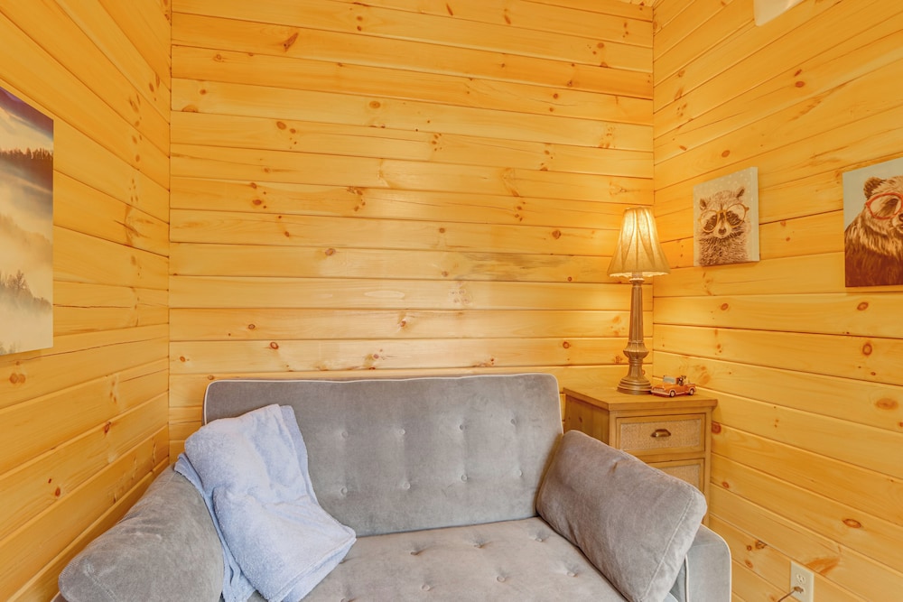 15 Mi to Blue Ridge: Forested Cabin w/ Decks!
