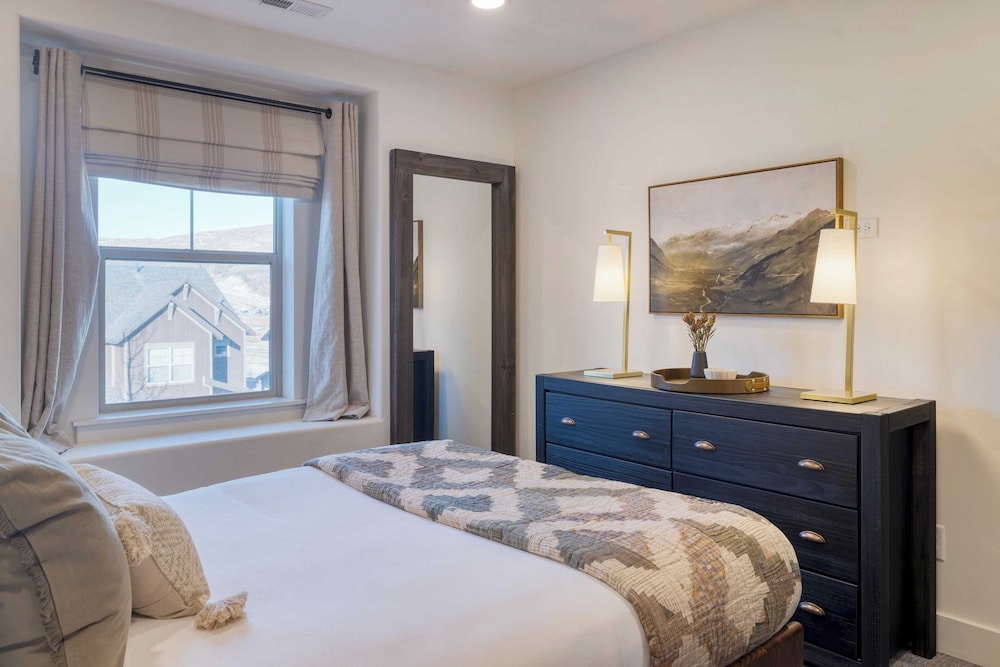 Abigail Drive Year-round Retreat w/ Hot Tub Near Trails + Historic Main St