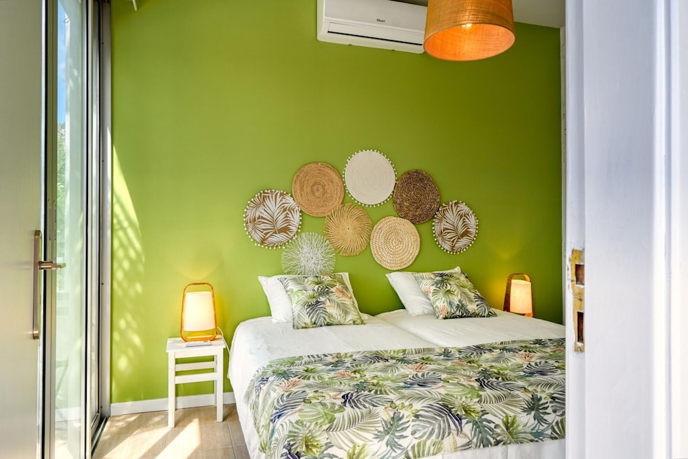 Bright and Elegant Apartment With Pool and sea View view 3